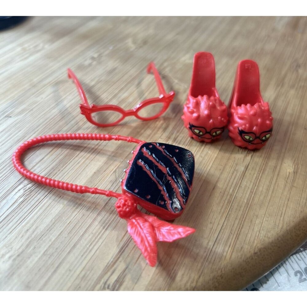 2011 Monster High Werecat Purrsephone 1st Wave Doll Nude Red Glove shoes Extras - Picture 2 of 7